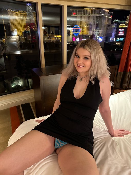 single in vegas.. what do u think of the view by the way? https://t.co/gfbzDTmUKa